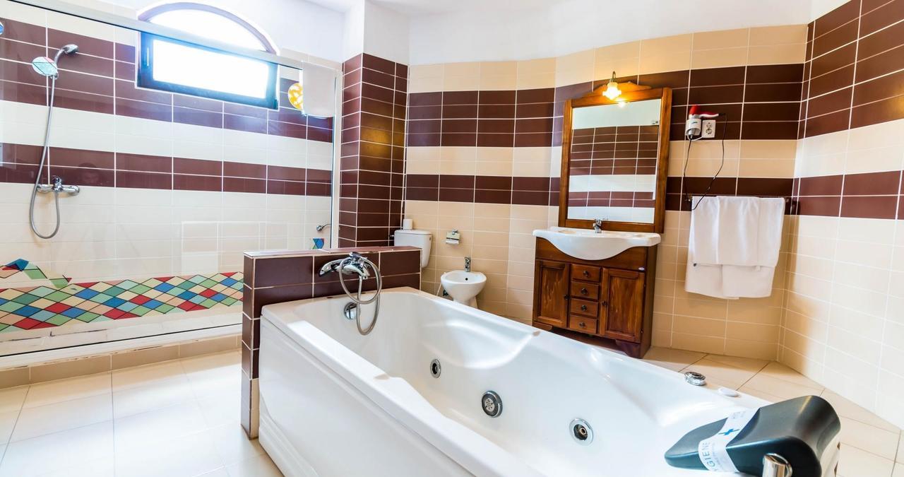 Castelul De Vis Hotell Petroşani Eksteriør bilde